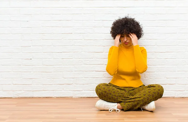 Junge Hübsche Afro Frau Sieht Gestresst Und Frustriert Aus Arbeitet — Stockfoto