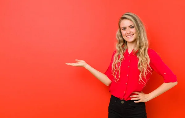 Jonge Blonde Vrouw Glimlachend Zelfverzekerd Succesvol Gelukkig Tonen Concept Idee — Stockfoto