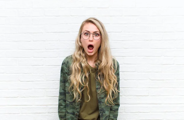 Junge Blonde Frau Erschrocken Und Schockiert Mit Weit Aufgerissenem Mund — Stockfoto