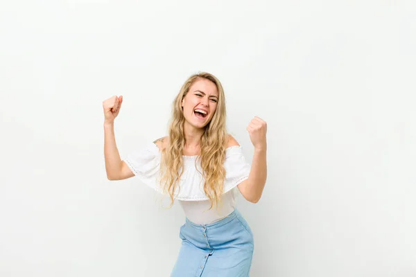 Young Blonde Woman Shouting Triumphantly Looking Excited Happy Surprised Winner — Stock Photo, Image