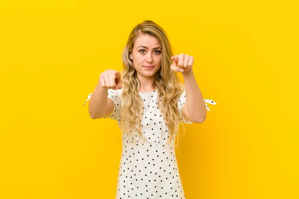 Jonge Blonde Vrouw Wijzen Naar Voren Camera Met Zowel Vingers — Stockfoto