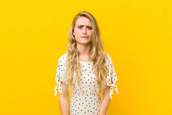 Jong Blond Vrouw Zoek Gek Grappig Met Een Domme Scheel — Stockfoto