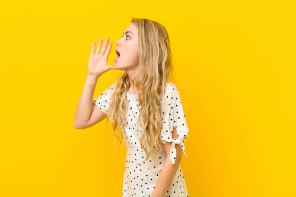 Jovem Loira Gritando Alto Irritado Para Copiar Espaço Lado Com — Fotografia de Stock