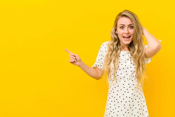 Jovem Loira Rindo Parecendo Feliz Positiva Surpresa Percebendo Uma Ótima — Fotografia de Stock