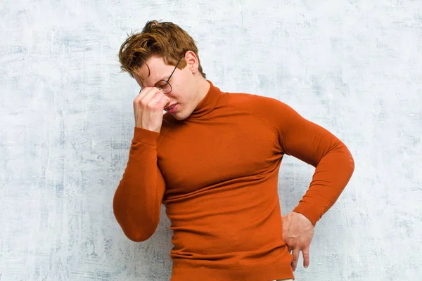 Giovane Uomo Testa Rossa Sensazione Stress Infelice Frustrato Toccare Fronte — Foto Stock