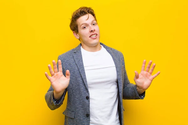 Joven Pelirrojo Cabeza Hombre Buscando Nervioso Ansioso Preocupado Diciendo Culpa — Foto de Stock