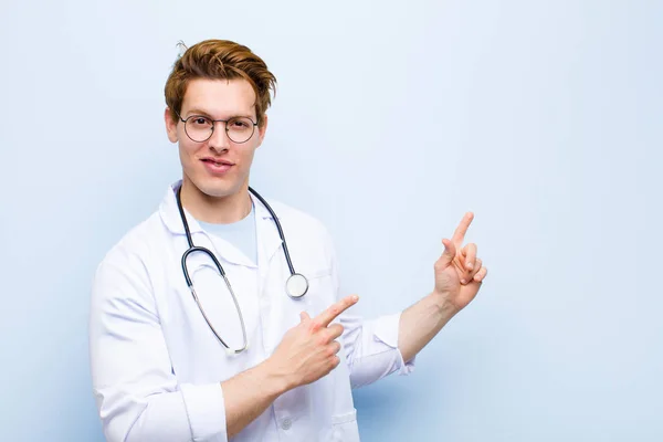 Jovem Médico Cabeça Vermelha Sorrindo Alegremente Apontando Para Lado Para — Fotografia de Stock