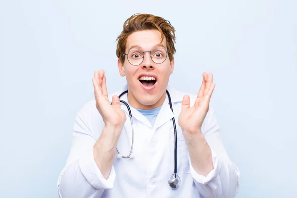 Молодий Червоний Лікар Почувається Шокованим Схвильованим Сміється Здивований Щасливий Через — стокове фото
