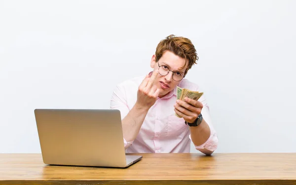 Junger Geschäftsmann Mit Rotem Kopf Der Seinem Schreibtisch Arbeitet Geldkonzept — Stockfoto