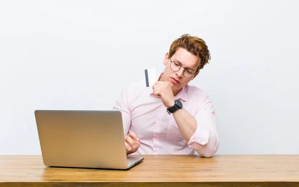 Junger Geschäftsmann Mit Rotem Kopf Der Mit Einer Kreditkarte Schreibtisch — Stockfoto