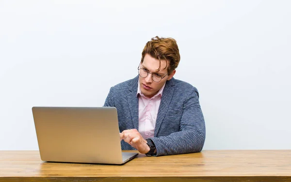 Jovem Empresário Cabeça Vermelha Trabalhando Sua Mesa Com Laptop — Fotografia de Stock