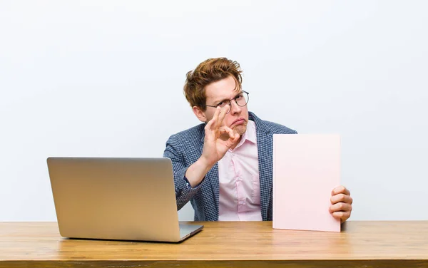 Joven Hombre Negocios Pelirrojo Trabajando Escritorio Con Libro — Foto de Stock