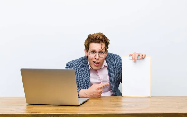 Joven Hombre Negocios Cabeza Roja Que Trabaja Escritorio Con Una — Foto de Stock