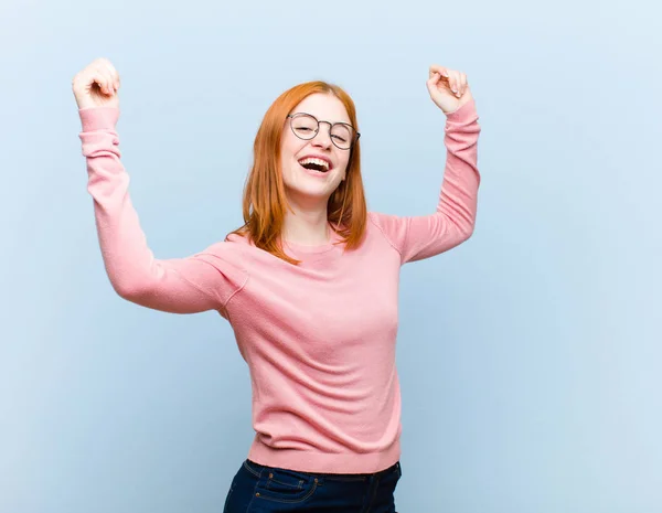 Jovem Ruiva Mulher Bonita Cabeça Gritando Triunfalmente Parecendo Animado Feliz — Fotografia de Stock