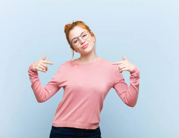 Jovem Cabeça Vermelha Bonita Mulher Olhando Orgulhoso Positivo Casual Apontando — Fotografia de Stock