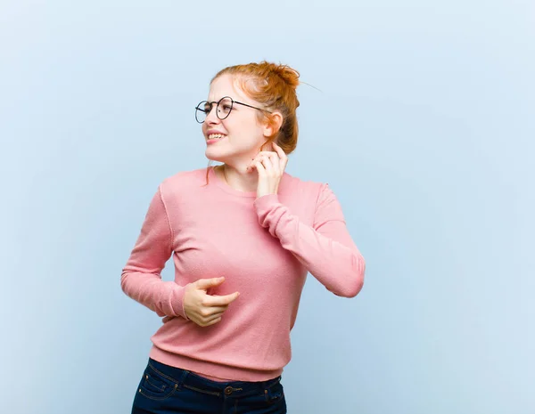 Giovane Rossa Bella Donna Sensazione Stress Frustrazione Stanchezza Strofinando Collo — Foto Stock