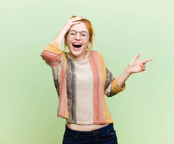 Junge Hübsche Rote Kopf Frau Lacht Sieht Glücklich Positiv Und — Stockfoto