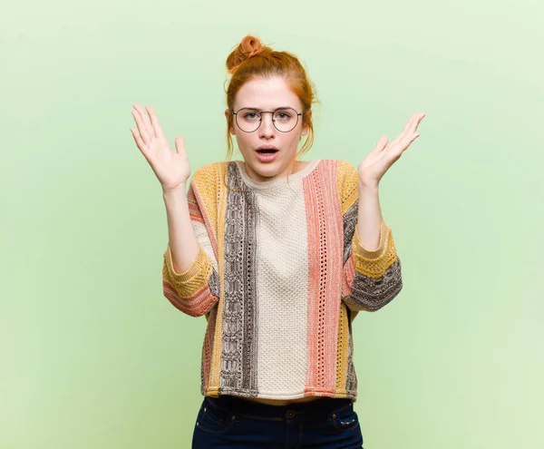 Junge Hübsche Rote Kopf Frau Sieht Schockiert Und Erstaunt Aus — Stockfoto