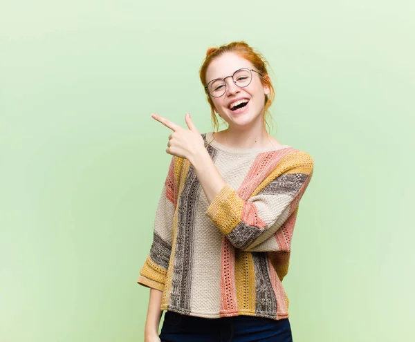 Jong Mooi Rood Hoofd Vrouw Kijken Opgewonden Verrast Wijzen Naar — Stockfoto