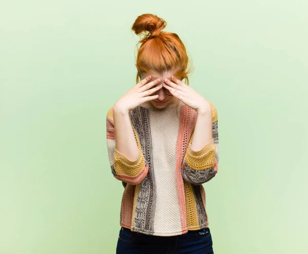 Genç Güzel Kızıl Saçlı Kadın Stresli Hayal Kırıklığına Uğramış Görünüyor — Stok fotoğraf