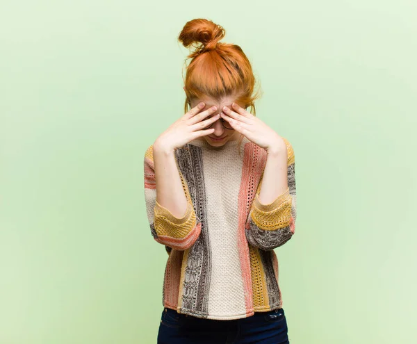 Jong Mooi Rood Hoofd Vrouw Kijken Gestrest Gefrustreerd Werken Onder — Stockfoto