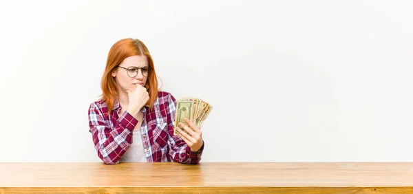 Joven Cabeza Roja Bonita Mujer Delante Una Mesa Madera Con — Foto de Stock