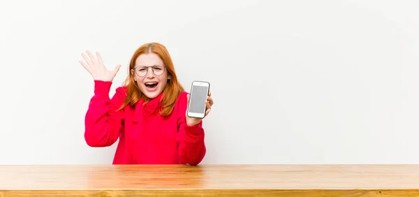 Giovane Testa Rossa Bella Donna Davanti Tavolo Legno Con Telefono — Foto Stock