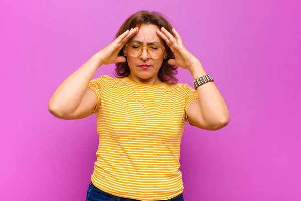 Vrouw Van Middelbare Leeftijd Kijken Gestrest Gefrustreerd Werken Onder Druk — Stockfoto