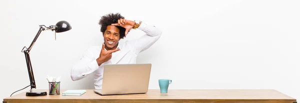 Νεαρός Μαύρος Επιχειρηματίας Αισθάνεται Χαρούμενος Φιλικός Και Θετικός Χαμογελαστός Και — Φωτογραφία Αρχείου