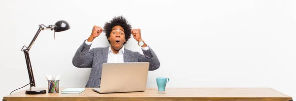 Jovem Empresário Negro Comemorando Sucesso Inacreditável Como Vencedor Olhando Animado — Fotografia de Stock