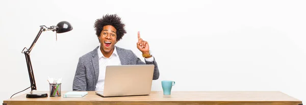 Joven Hombre Negocios Negro Sentirse Como Genio Feliz Emocionado Después —  Fotos de Stock