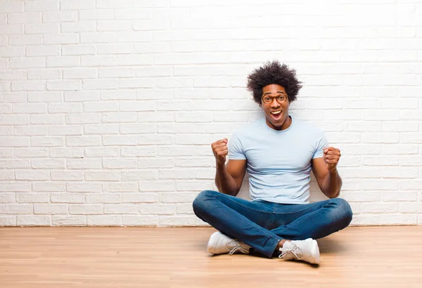 Giovane Nero Sentirsi Scioccato Eccitato Felice Ridendo Celebrando Successo Dicendo — Foto Stock