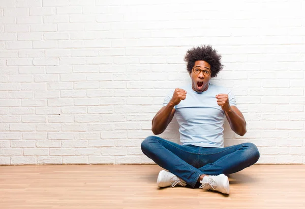Genç Siyahi Adam Sinirli Sinirli Sinirli Bakışlar Yumruklarla Bağırıyordu Evde — Stok fotoğraf