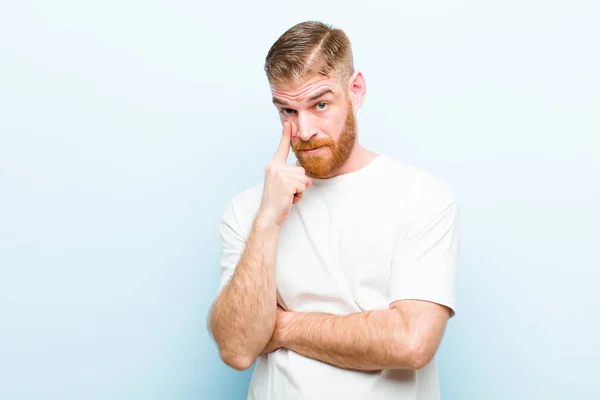 Junger Mann Mit Rotem Kopf Der Dich Auge Behält Dir — Stockfoto