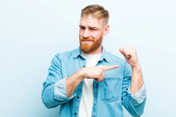 Jonge Rode Hoofd Man Kijken Ongeduldig Boos Wijzen Wacht Vragen — Stockfoto