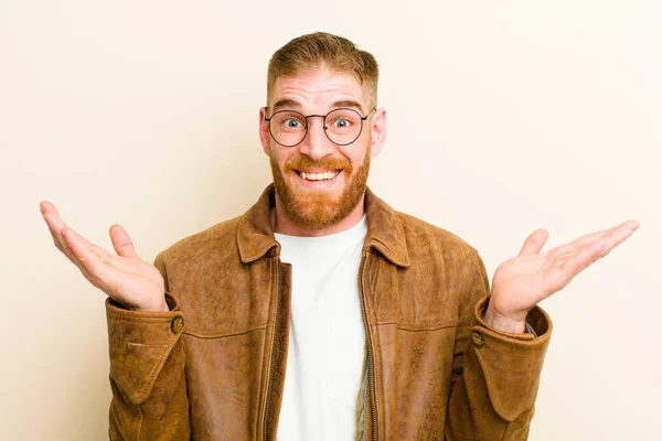 Joven Cabeza Roja Sintiéndose Feliz Excitado Sorprendido Sorprendido Sonriendo Asombrado — Foto de Stock