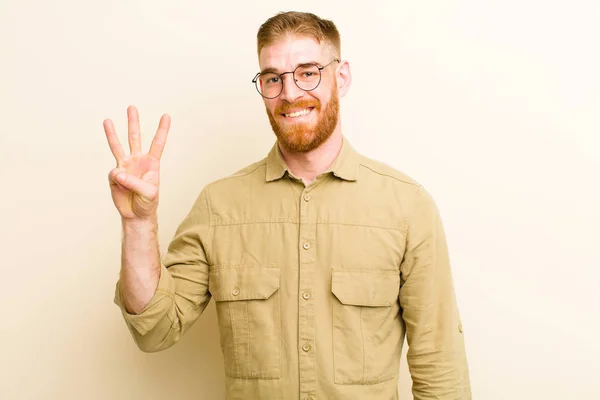 Jeune Homme Tête Rouge Souriant Regardant Amical Montrant Numéro Trois — Photo