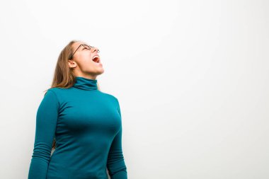 Genç bir kadın öfkeyle bağırıyor, agresif bir şekilde bağırıyor, stresli ve kızgın görünüyor.