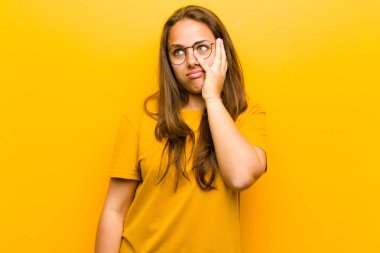 Genç, güzel bir kadın yorgun, sıkıcı ve sıkıcı bir işin ardından sıkılmış, hayal kırıklığına uğramış ve uykulu hissediyor.