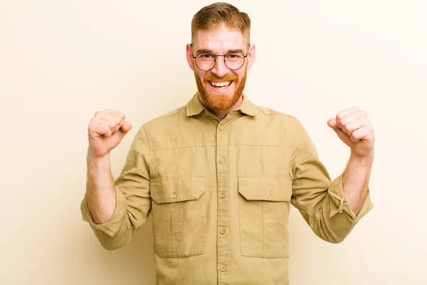 Genç Kızıl Saçlı Adam Mutlu Şaşırmış Gururlu Hissediyor Bej Arka — Stok fotoğraf