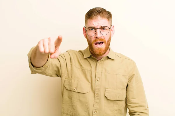 Junger Mann Mit Rotem Kopf Und Wütendem Aggressivem Gesichtsausdruck Der — Stockfoto