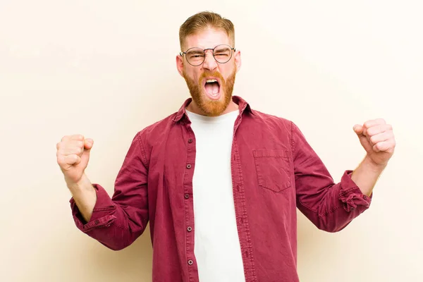 Junger Mann Mit Rotem Kopf Schreit Aggressiv Mit Wütendem Gesichtsausdruck — Stockfoto