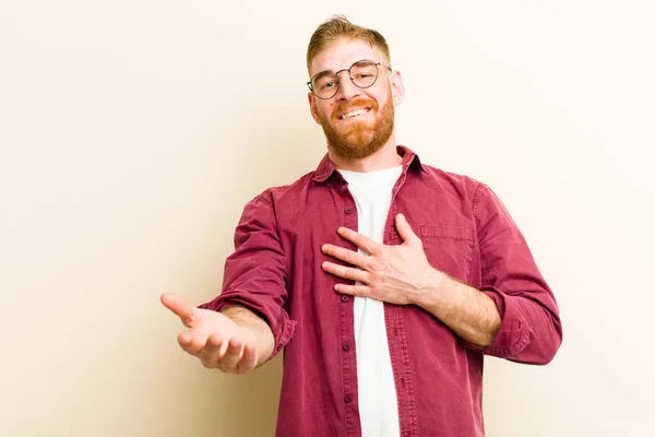 Joven Cabeza Roja Hombre Sintiéndose Feliz Enamorado Sonriendo Con Una —  Fotos de Stock