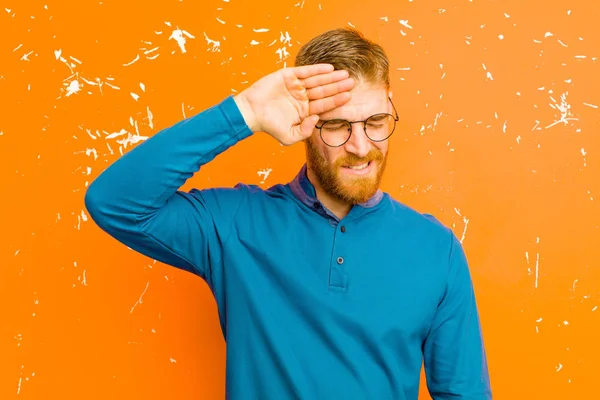 Jonge Roodharige Man Kijkt Gestresst Moe Gefrustreerd Droogt Zweet Van — Stockfoto