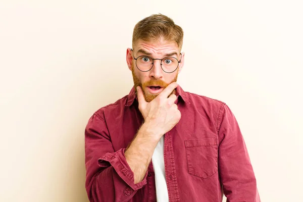 Jeune Homme Tête Rouge Avec Bouche Les Yeux Grands Ouverts — Photo