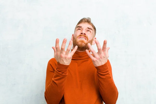 Mladý Rudý Muž Želví Šíji Vypadá Zoufale Frustrovaně Vystresovaně Nešťastně — Stock fotografie