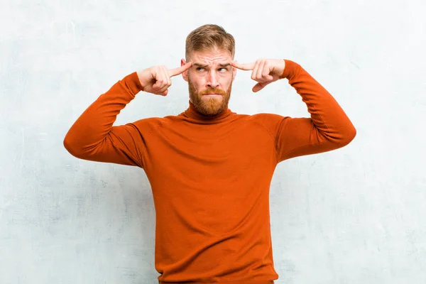 Junger Roter Mann Mit Schildkrötenhals Ernstem Und Konzentriertem Blick Brainstorming — Stockfoto