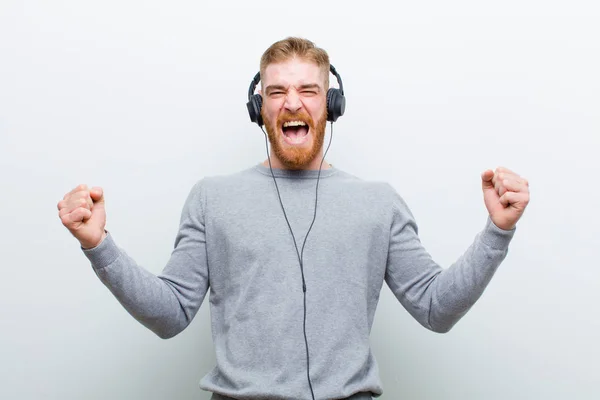 Jonge Rode Kop Man Luisteren Muziek Met Koptelefoon Tegen Witte — Stockfoto