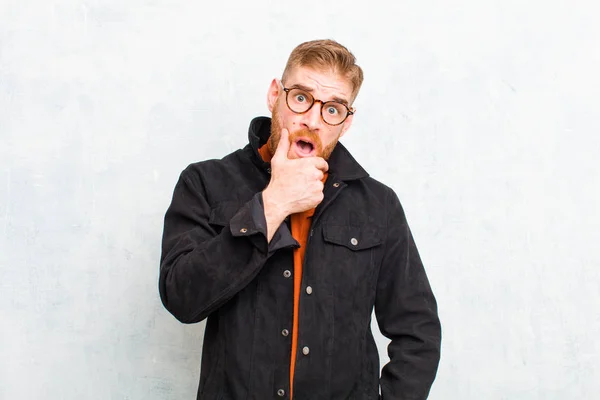 Jeune Homme Tête Rouge Avec Bouche Les Yeux Grands Ouverts — Photo