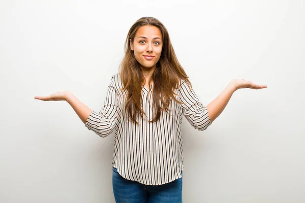 Jovem Mulher Sentindo Perplexo Confuso Duvidando Ponderando Escolhendo Diferentes Opções — Fotografia de Stock